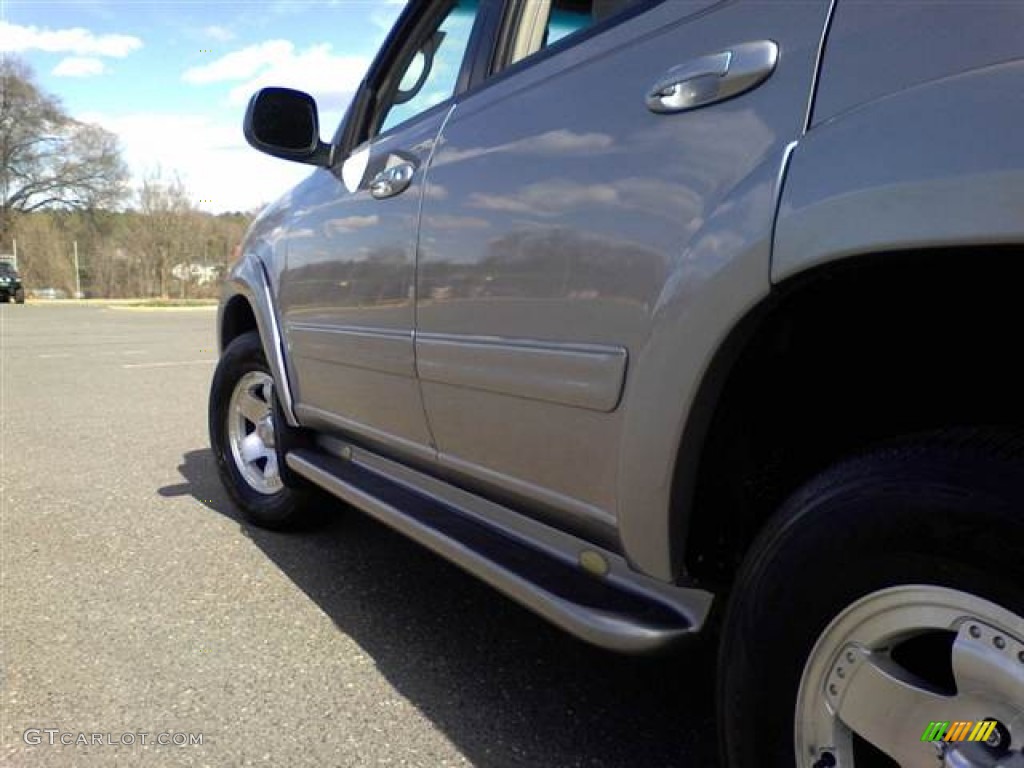 2004 Sequoia SR5 - Silver Sky Metallic / Charcoal photo #12