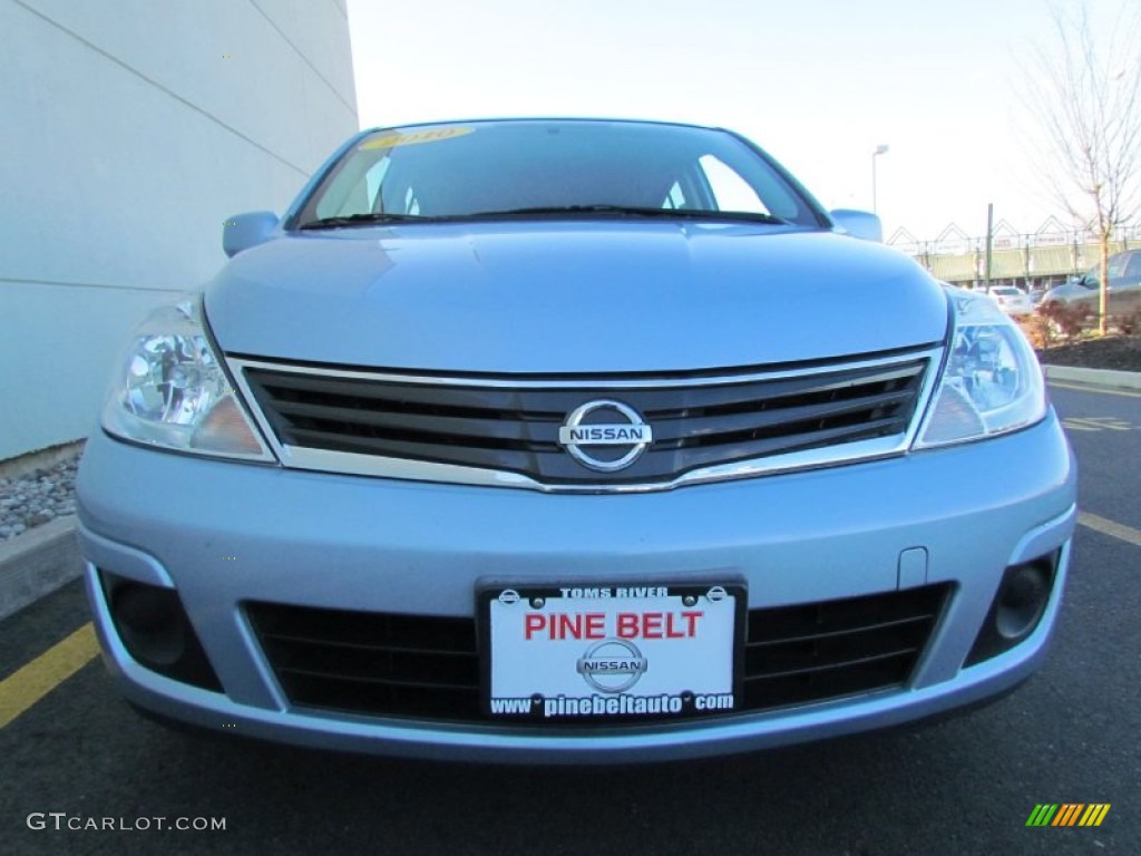 2010 Versa 1.8 S Hatchback - Arctic Blue Metallic / Charcoal photo #2