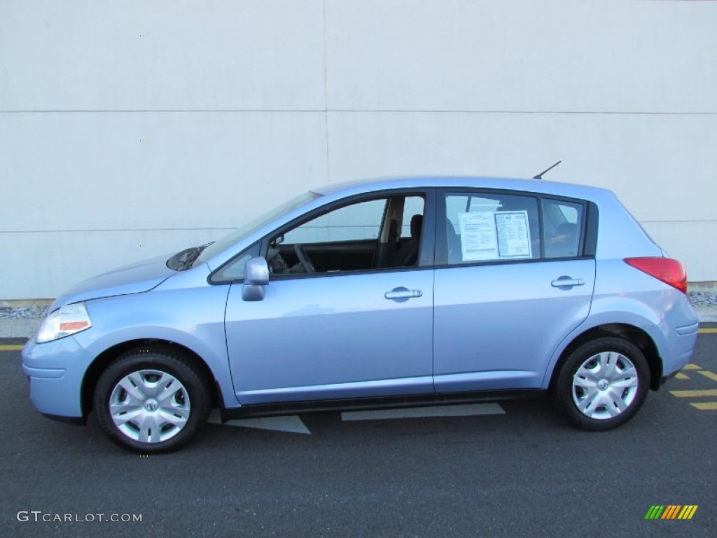 2010 Versa 1.8 S Hatchback - Arctic Blue Metallic / Charcoal photo #4