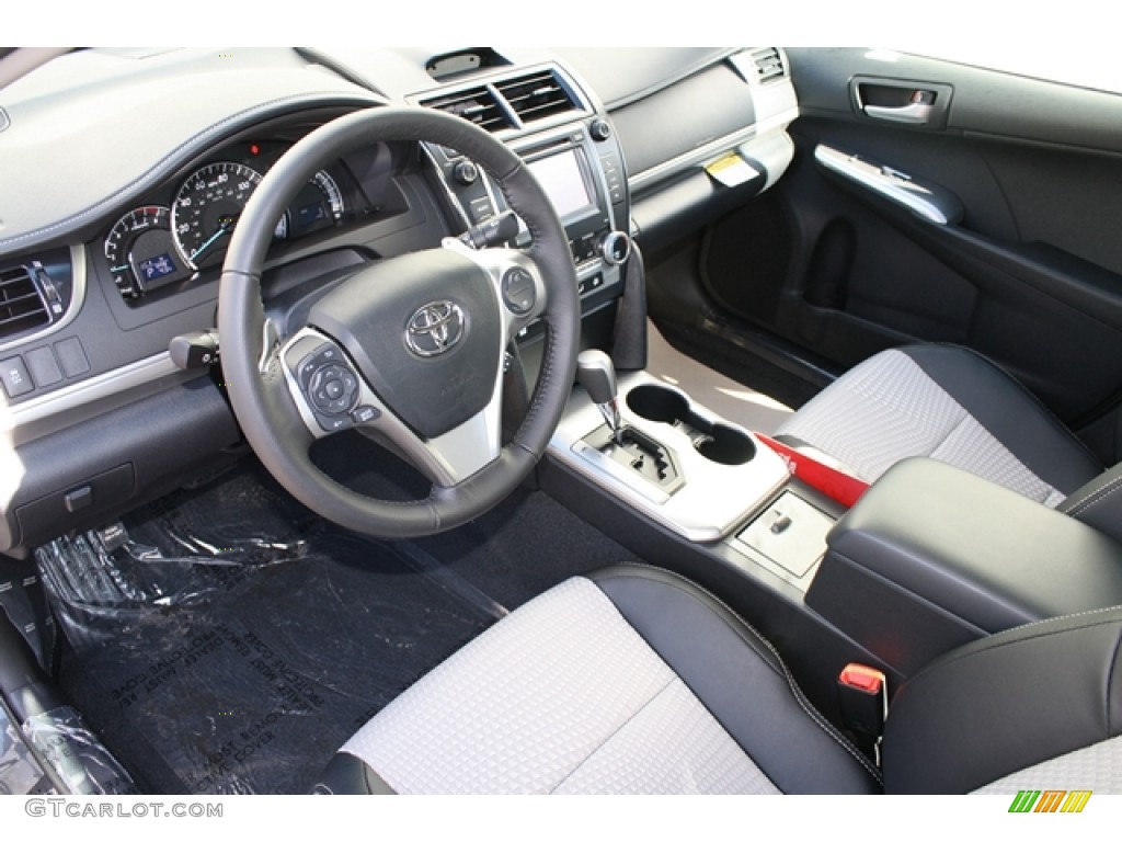 Black/Ash Interior 2012 Toyota Camry SE Photo #61525276