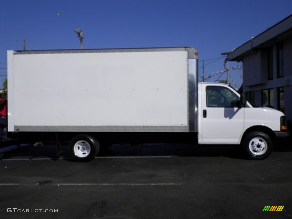 2005 Savana Cutaway 3500 Commercial Moving Truck - Summit White / Pewter photo #11