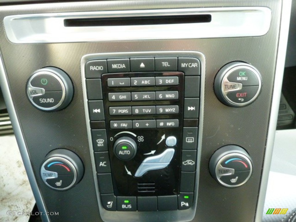 2011 Volvo XC60 T6 AWD R-Design Controls Photo #61534444