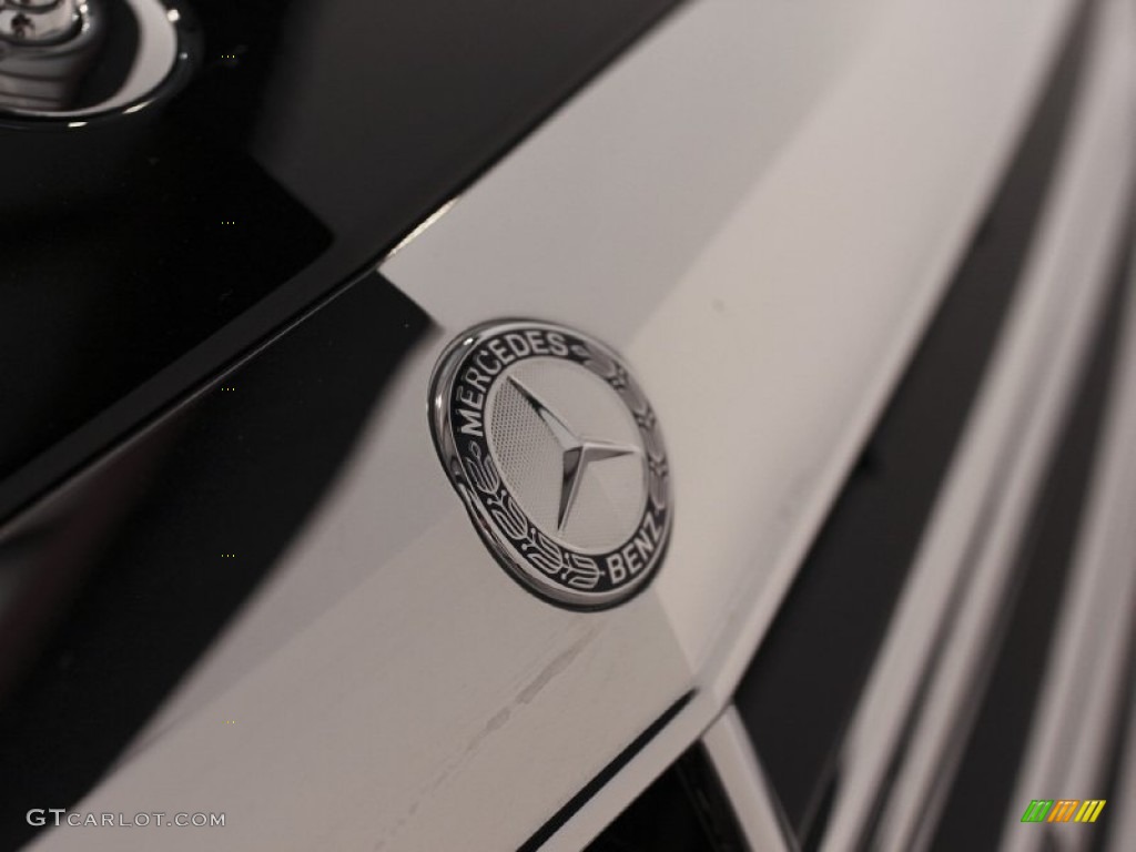 2011 Mercedes-Benz S 600 Sedan Marks and Logos Photos