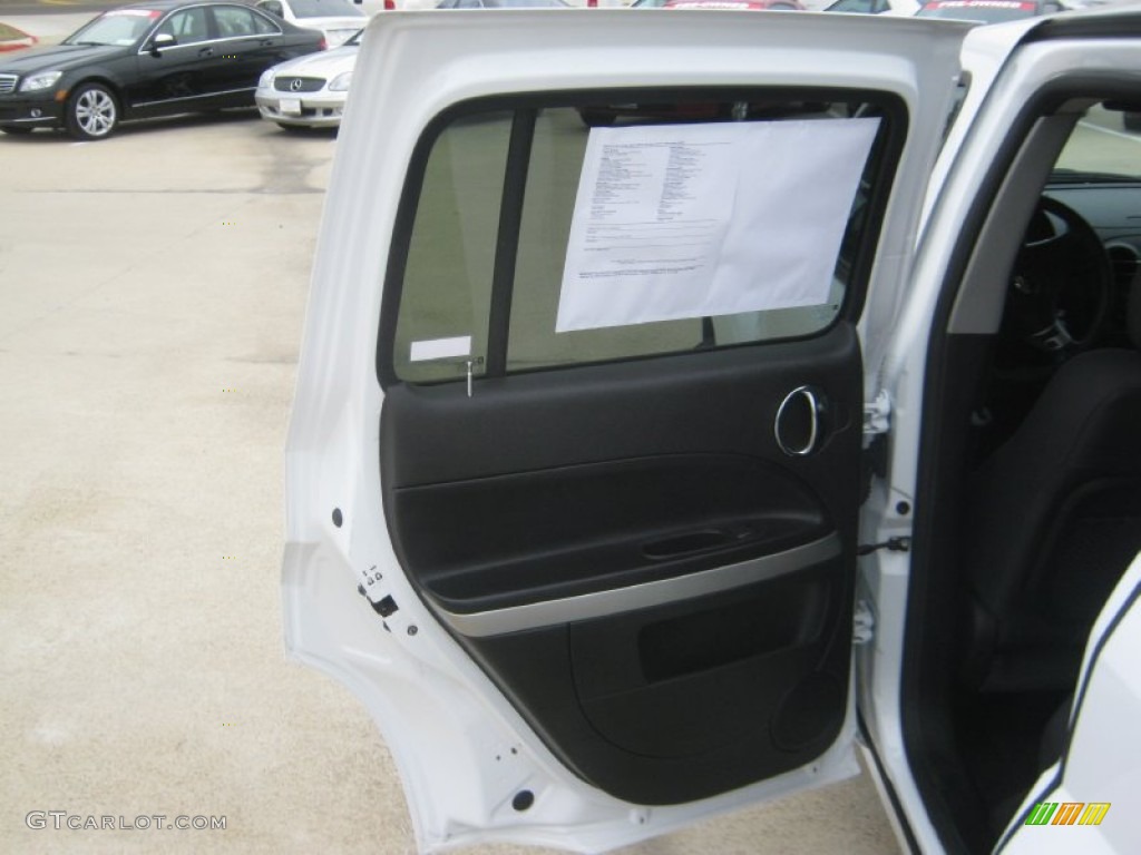 2011 HHR LT - Arctic Ice White / Gray photo #17