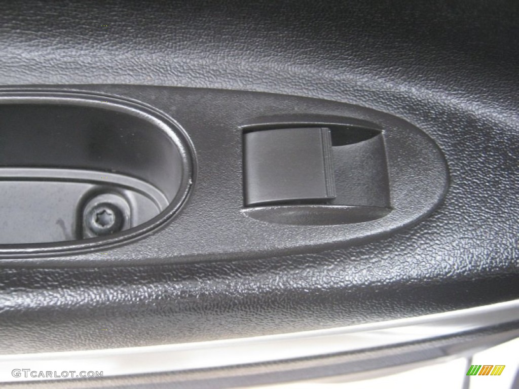 2011 HHR LT - Arctic Ice White / Gray photo #18