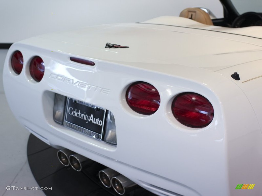 2004 Corvette Convertible - Arctic White / Light Oak photo #28