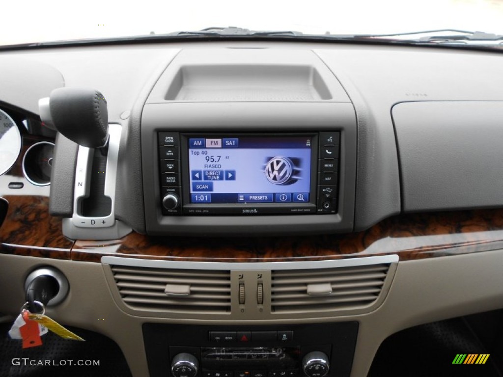 2012 Volkswagen Routan SEL Premium Controls Photo #61558877