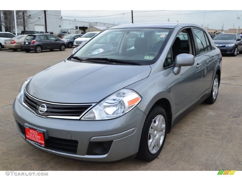 2010 Versa 1.8 S Sedan - Magnetic Gray Metallic / Charcoal photo #1