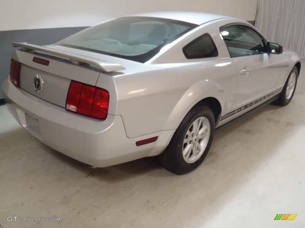 2005 Mustang V6 Deluxe Coupe - Satin Silver Metallic / Light Graphite photo #5