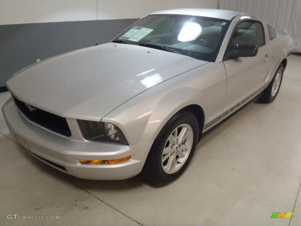2005 Mustang V6 Deluxe Coupe - Satin Silver Metallic / Light Graphite photo #15