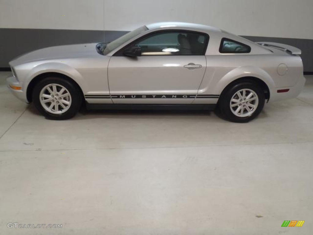 2005 Mustang V6 Deluxe Coupe - Satin Silver Metallic / Light Graphite photo #16