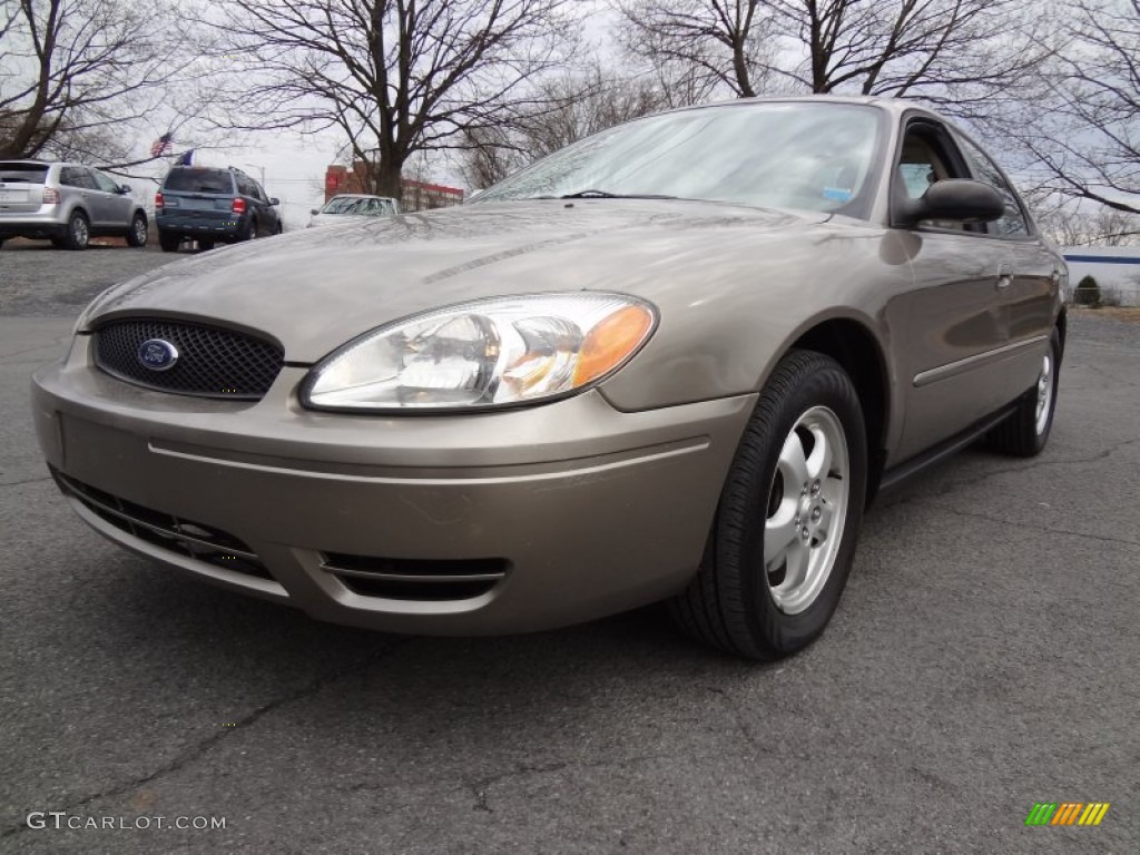 2004 Taurus SE Sedan - Arizona Beige Metallic / Medium Parchment photo #1