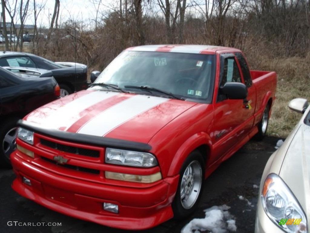 2002 S10 Xtreme Extended Cab - Victory Red / Graphite photo #1