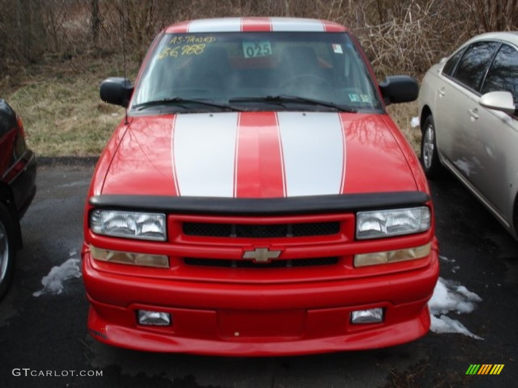 2002 S10 Xtreme Extended Cab - Victory Red / Graphite photo #2