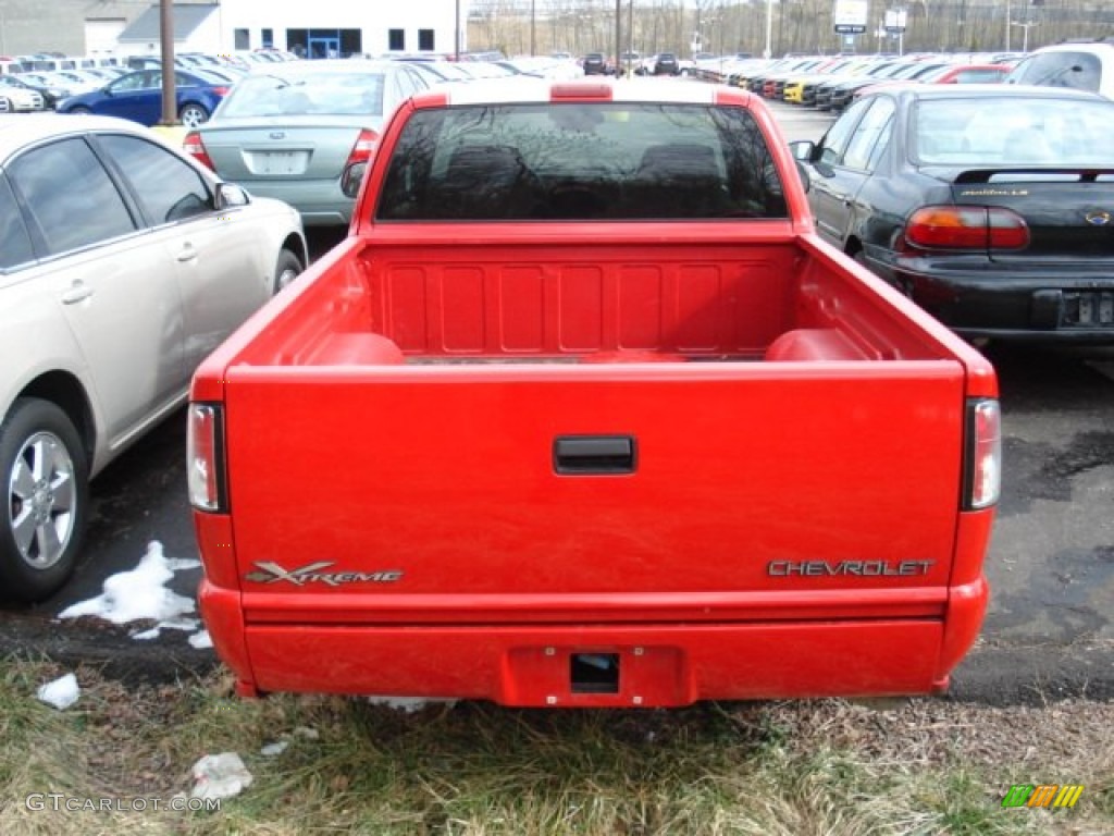 2002 S10 Xtreme Extended Cab - Victory Red / Graphite photo #5