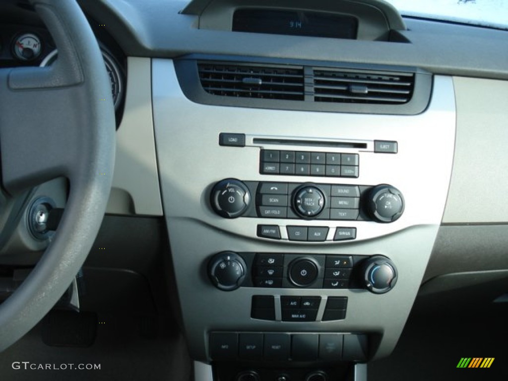 2008 Ford Focus SE Sedan Controls Photo #61600715
