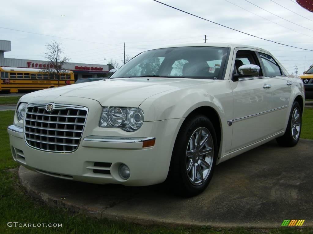 Cool Vanilla Chrysler 300