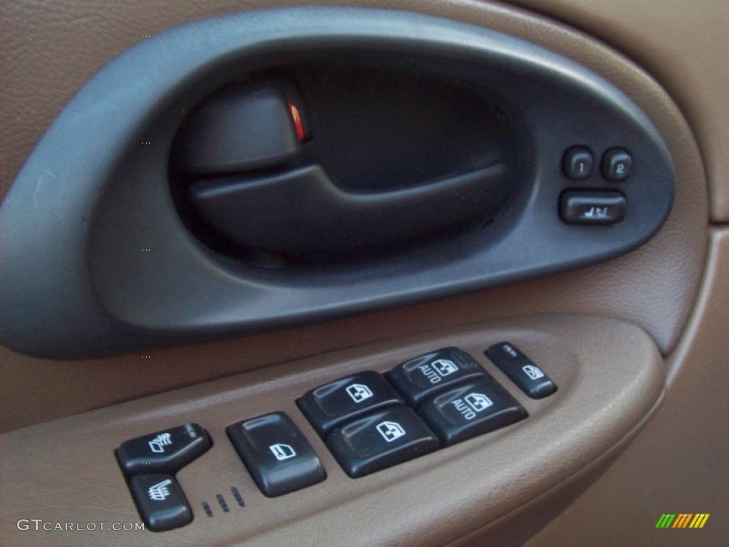 2002 TrailBlazer LTZ 4x4 - Victory Red / Medium Oak photo #12