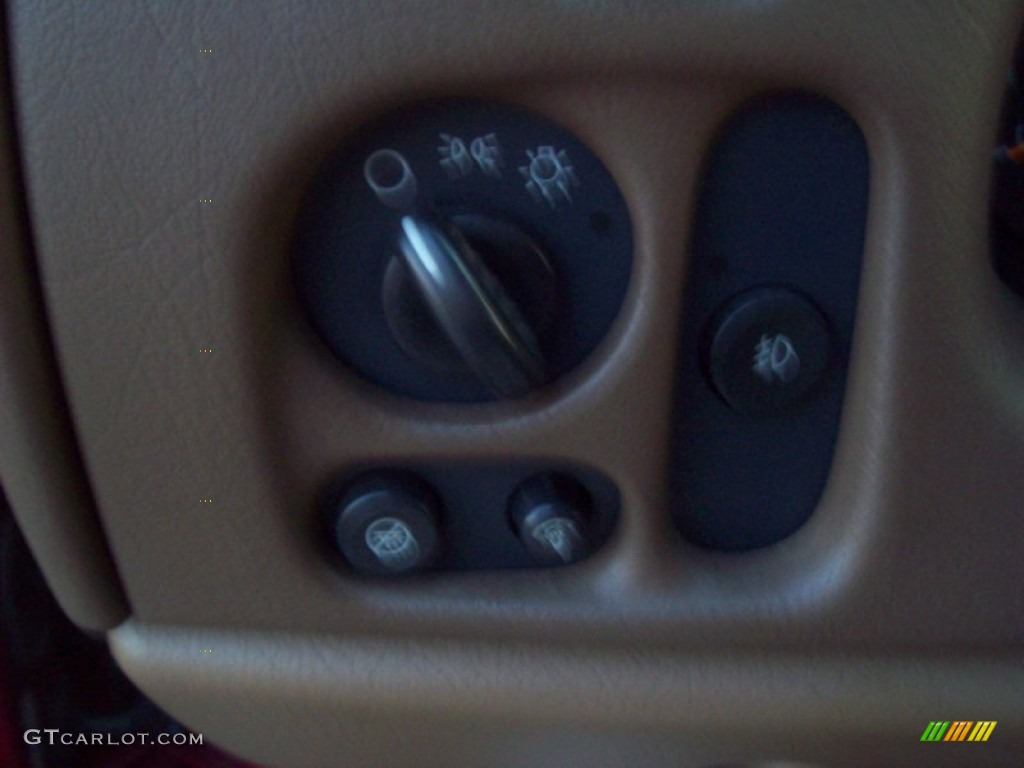 2002 TrailBlazer LTZ 4x4 - Victory Red / Medium Oak photo #14