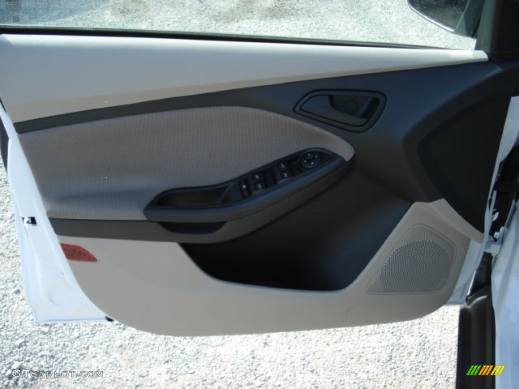 2012 Focus SE 5-Door - Oxford White / Charcoal Black photo #12