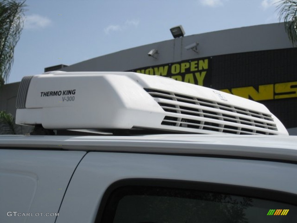 2004 Express 3500 Refrigerated Commercial Van - Summit White / Medium Dark Pewter photo #3