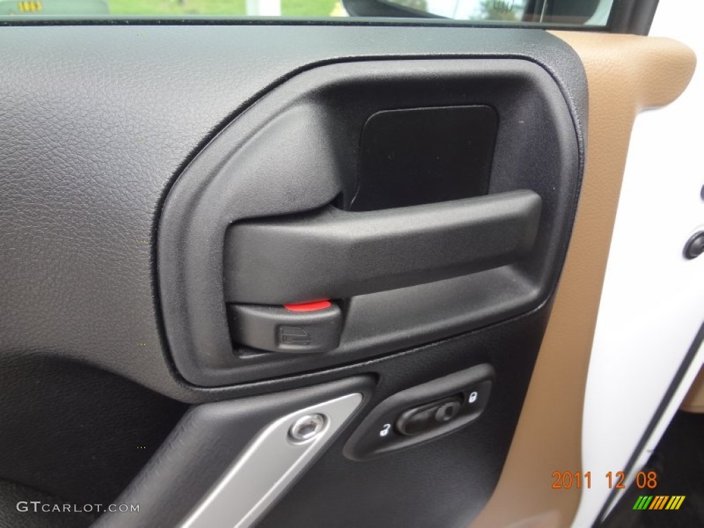 2011 Wrangler Unlimited Sahara 4x4 - Bright White / Black/Dark Saddle photo #21