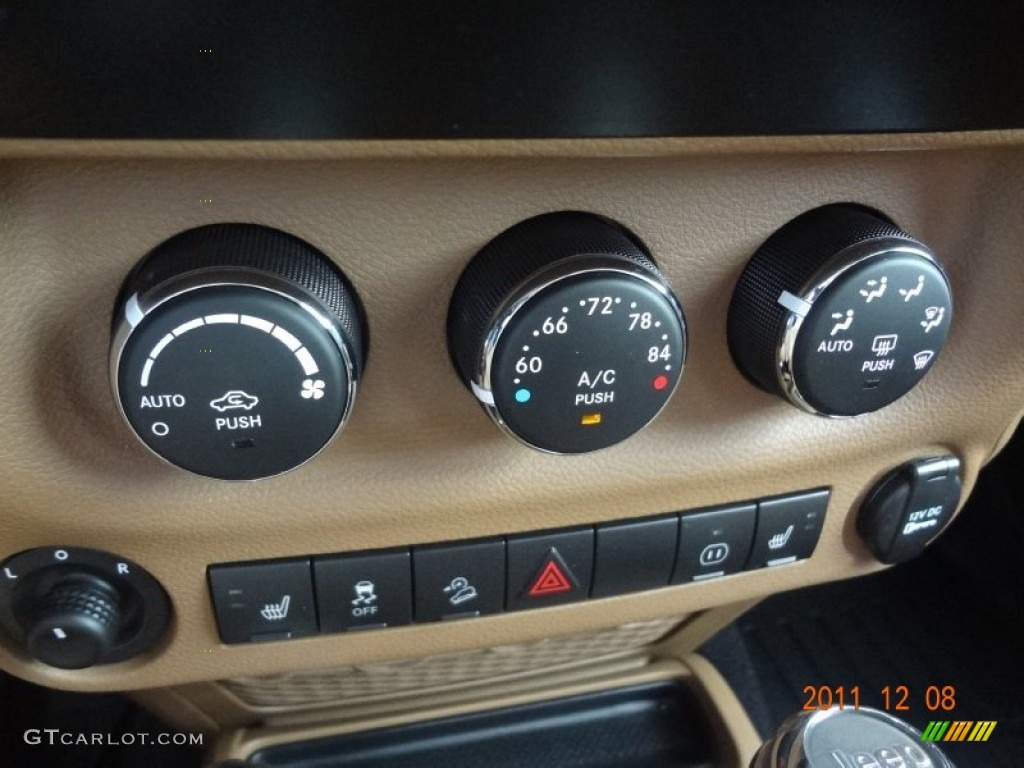 2011 Wrangler Unlimited Sahara 4x4 - Bright White / Black/Dark Saddle photo #25