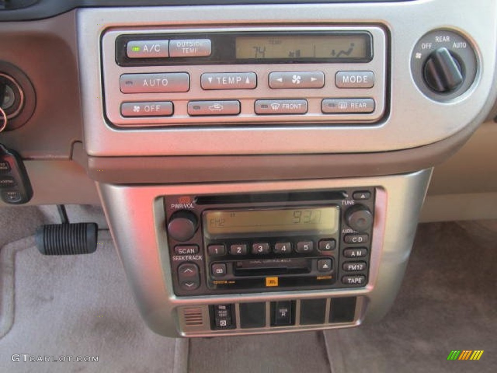 2001 Toyota Sienna XLE Controls Photo #61643297