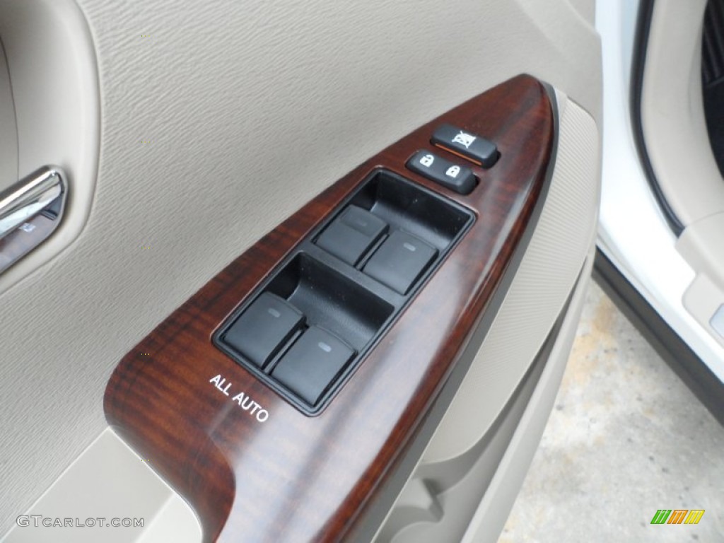 2012 Toyota Venza XLE Controls Photos