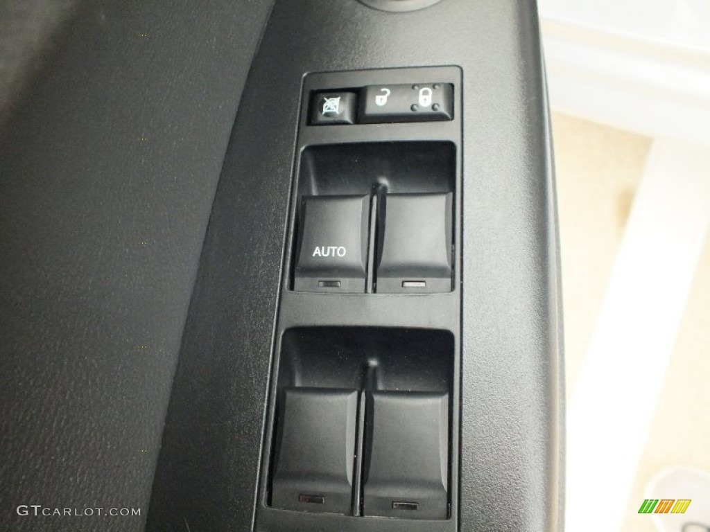 2010 Caliber SXT - Bright Silver Metallic / Dark Slate Gray photo #15