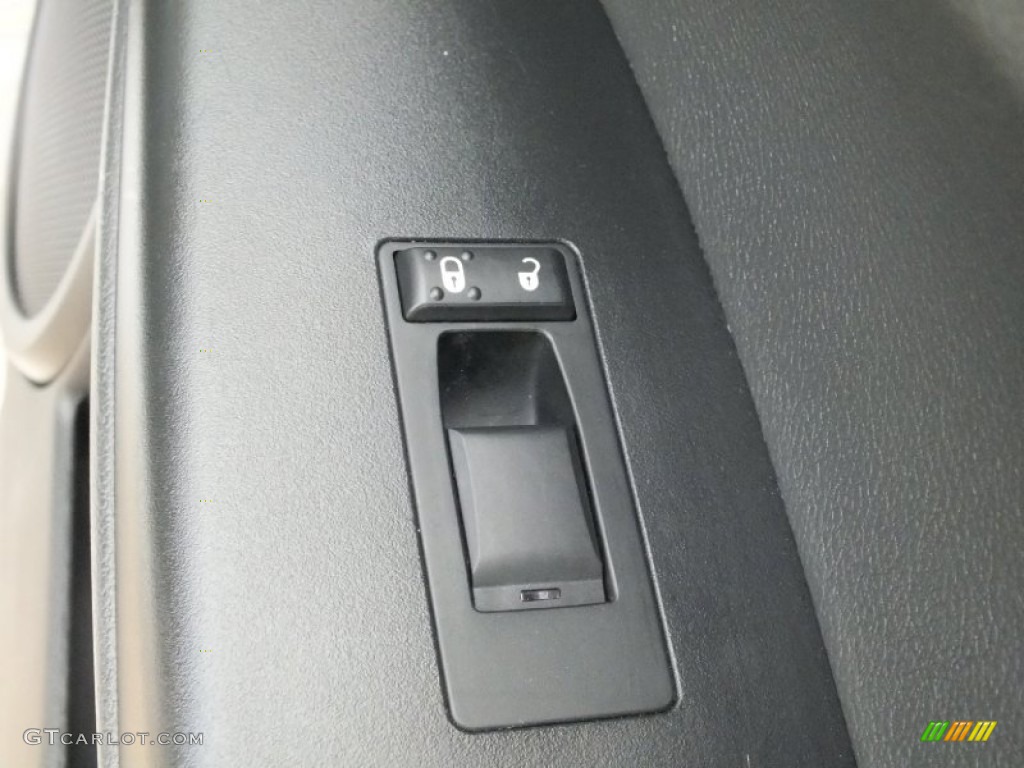 2010 Caliber SXT - Bright Silver Metallic / Dark Slate Gray photo #19