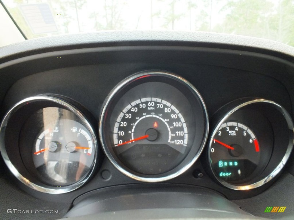 2010 Caliber SXT - Bright Silver Metallic / Dark Slate Gray photo #23