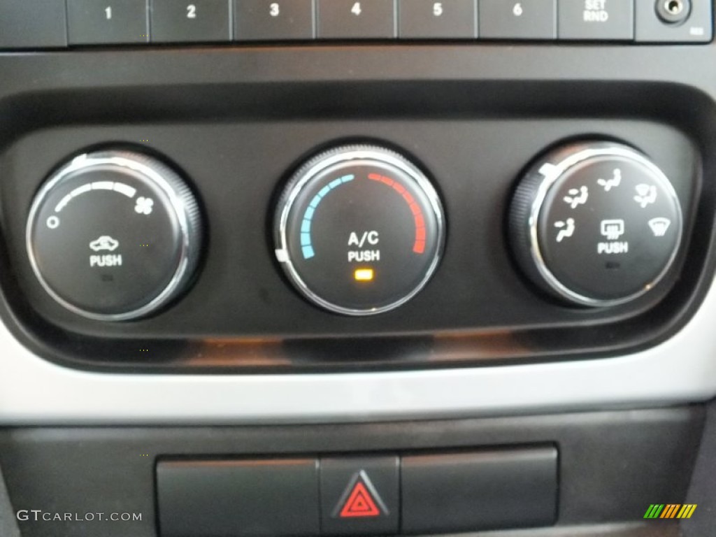 2010 Caliber SXT - Bright Silver Metallic / Dark Slate Gray photo #29