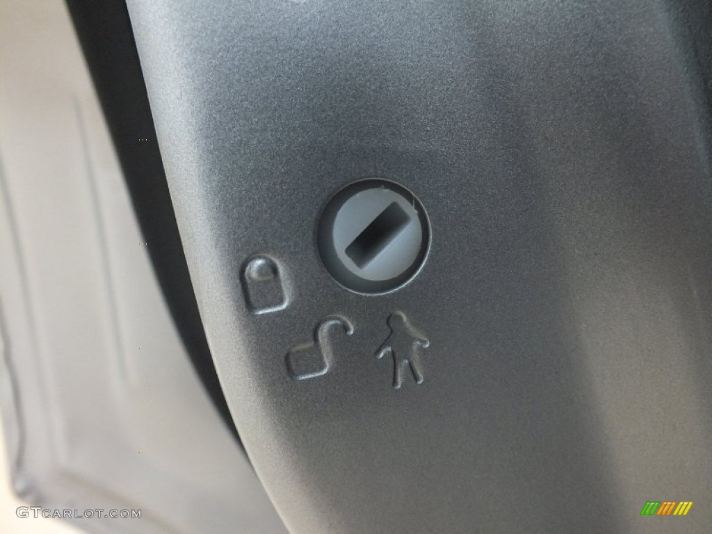 2010 Caliber SXT - Bright Silver Metallic / Dark Slate Gray photo #30