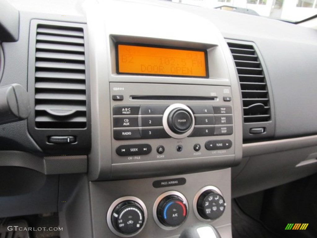 2009 Nissan Sentra 2.0 SL Controls Photos