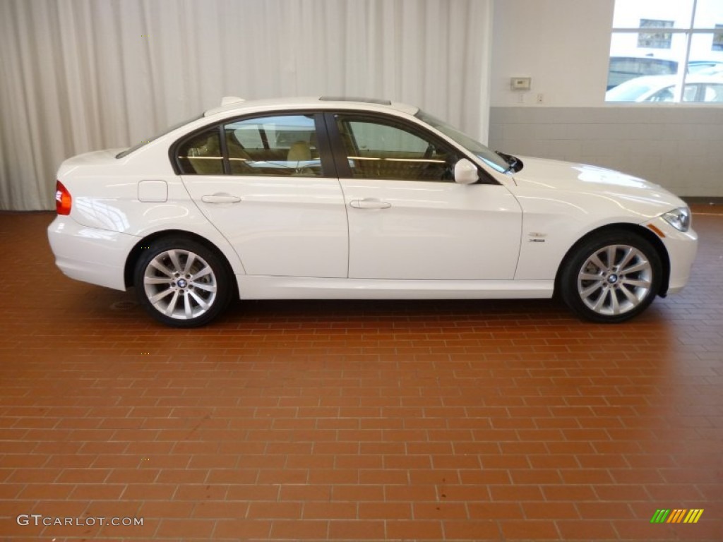 2011 3 Series 328i xDrive Sedan - Alpine White / Beige Dakota Leather photo #3