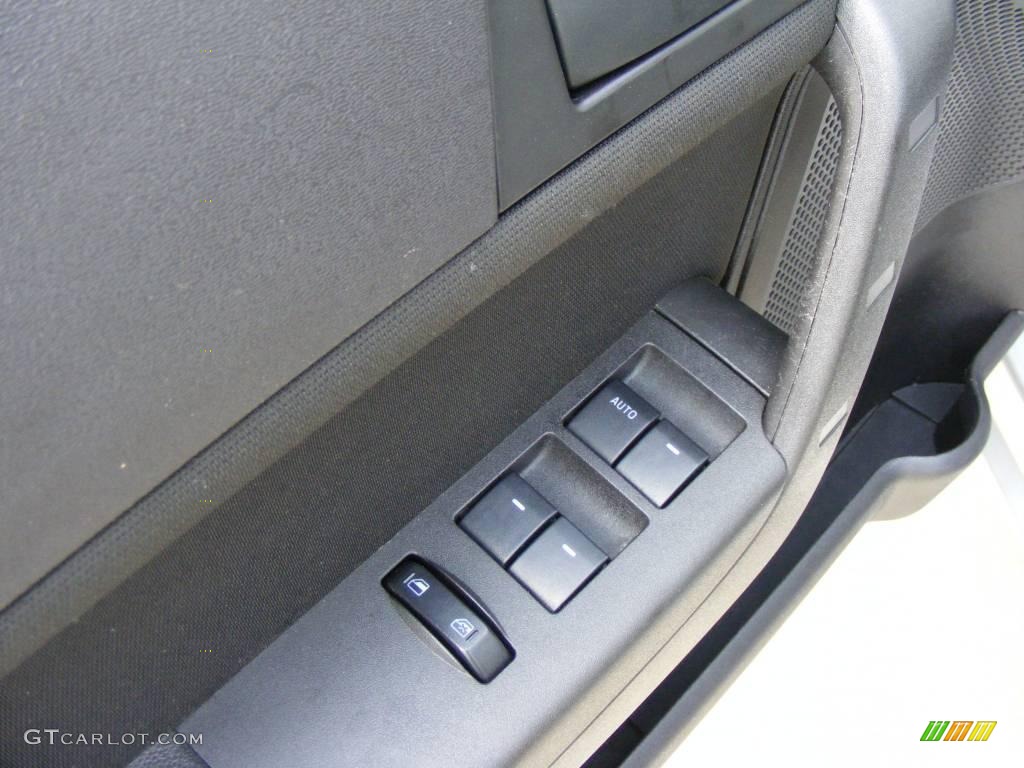 2008 Focus SE Sedan - Vapor Silver Metallic / Charcoal Black photo #31