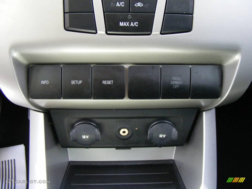 2008 Focus SE Sedan - Vapor Silver Metallic / Charcoal Black photo #36