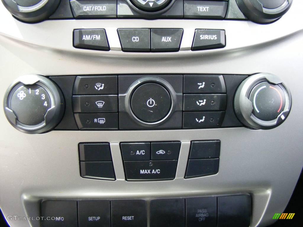 2008 Focus SE Sedan - Vapor Silver Metallic / Charcoal Black photo #38