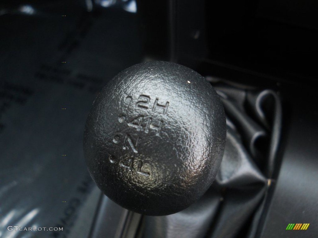 2004 Xterra SE 4x4 - Thermal Red Metallic / Charcoal photo #11