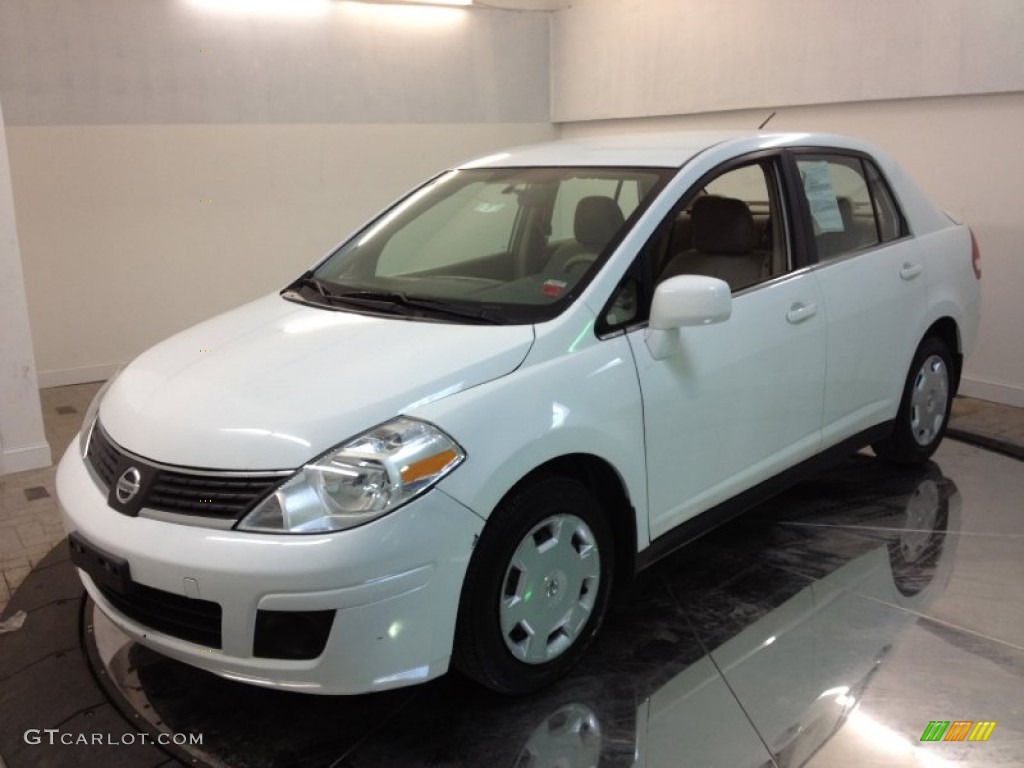 Fresh Powder White Nissan Versa