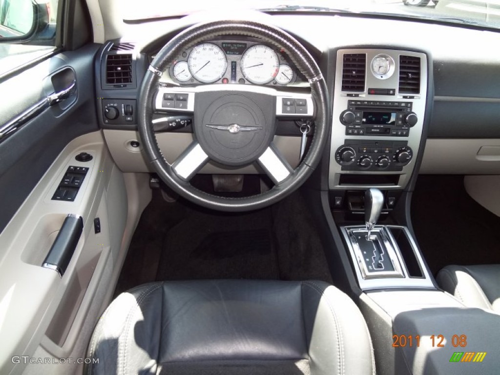 2007 Chrysler 300 C SRT8 Dark Slate Gray/Light Graystone Dashboard Photo #61687311