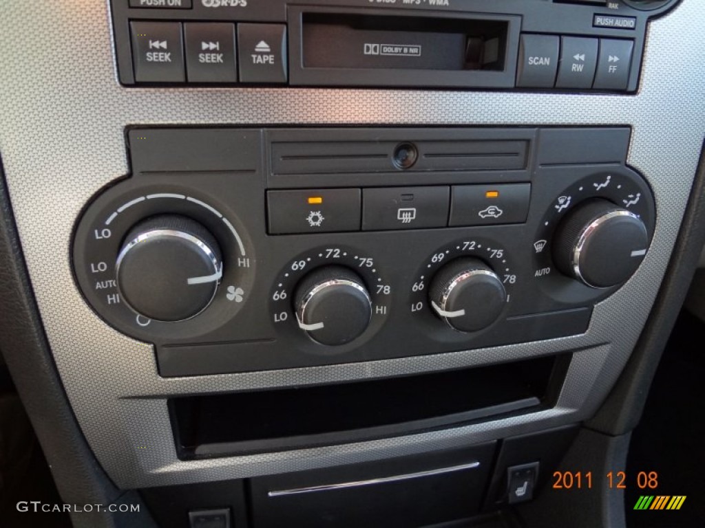 2007 Chrysler 300 C SRT8 Controls Photo #61687464