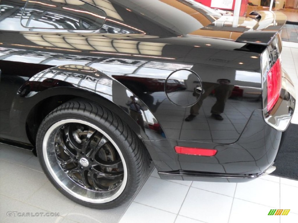 2005 Mustang GT Deluxe Coupe - Black / Medium Parchment photo #7