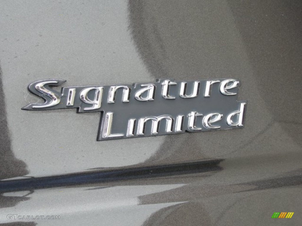 2005 Lincoln Town Car Signature Limited Marks and Logos Photos