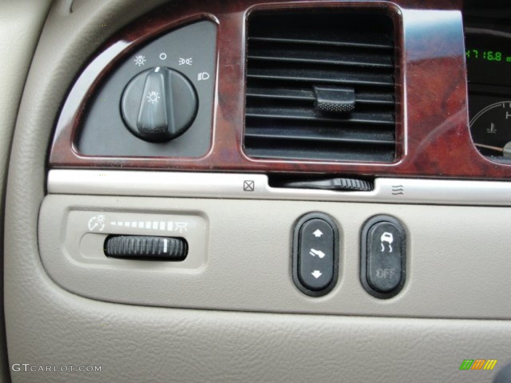2005 Lincoln Town Car Signature Limited Controls Photo #61696457