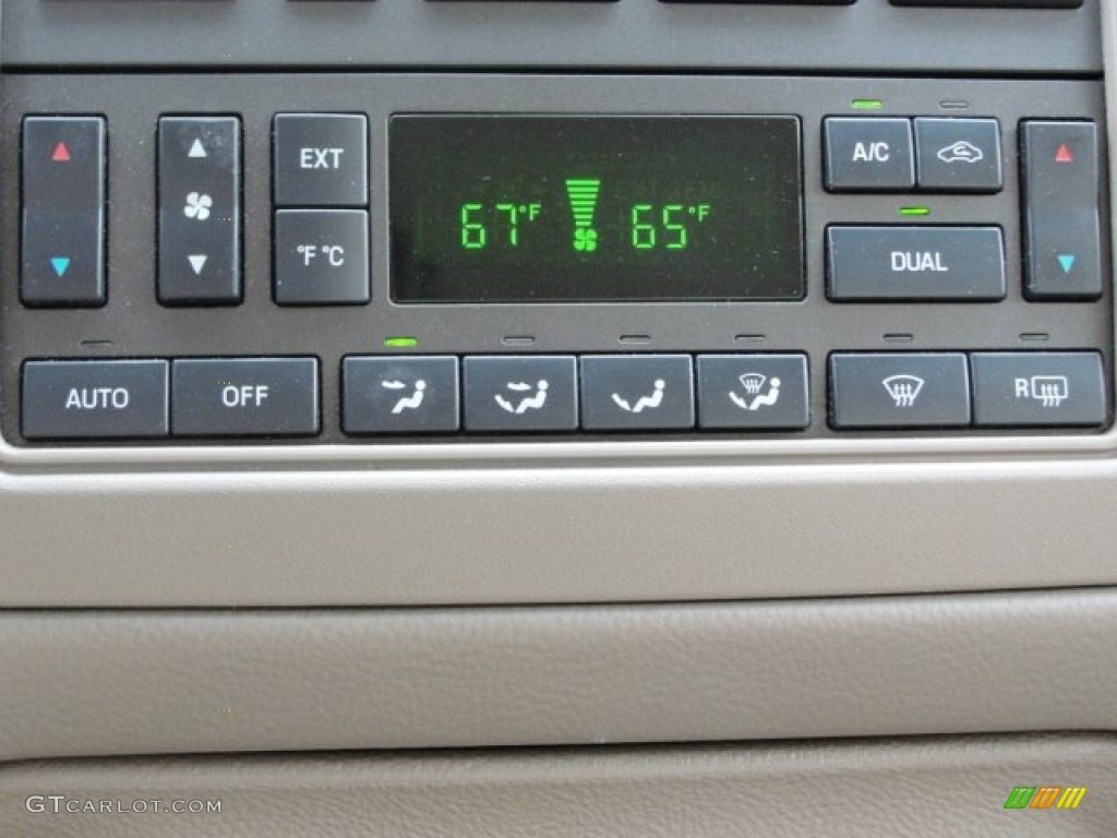 2005 Lincoln Town Car Signature Limited Controls Photo #61696481