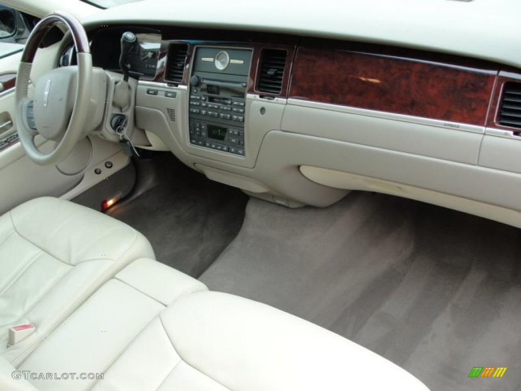 2005 Lincoln Town Car Signature Limited Light Parchment/Medium Dark Parchment Dashboard Photo #61696487