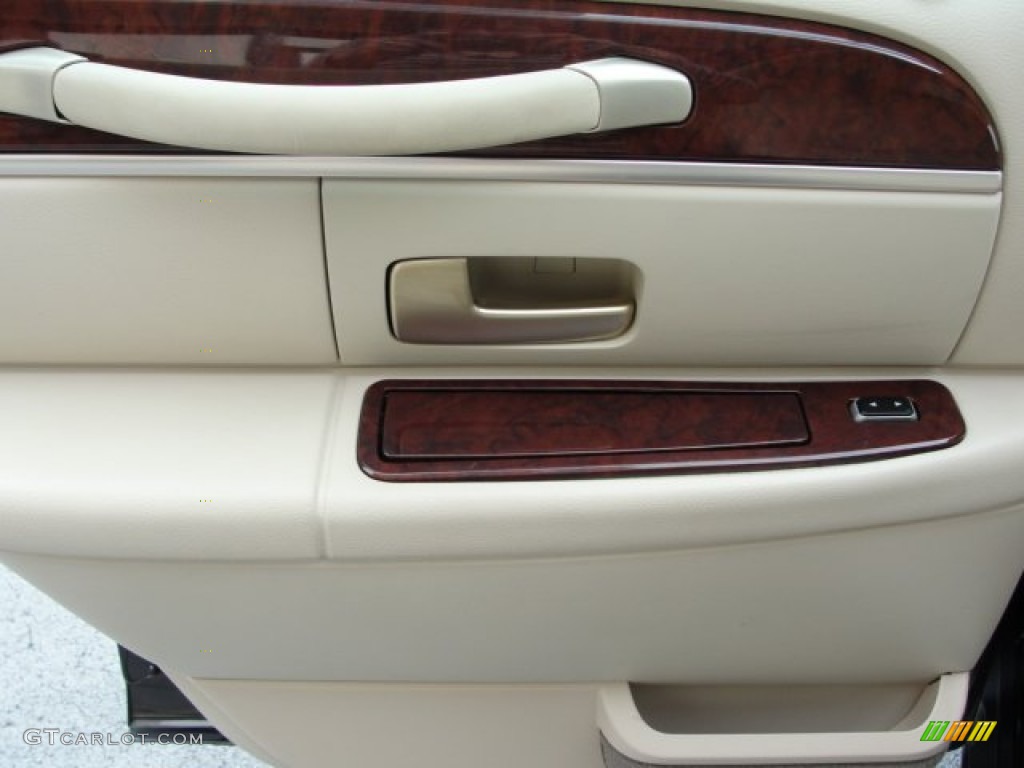 2005 Town Car Signature Limited - Charcoal Beige Metallic / Light Parchment/Medium Dark Parchment photo #38