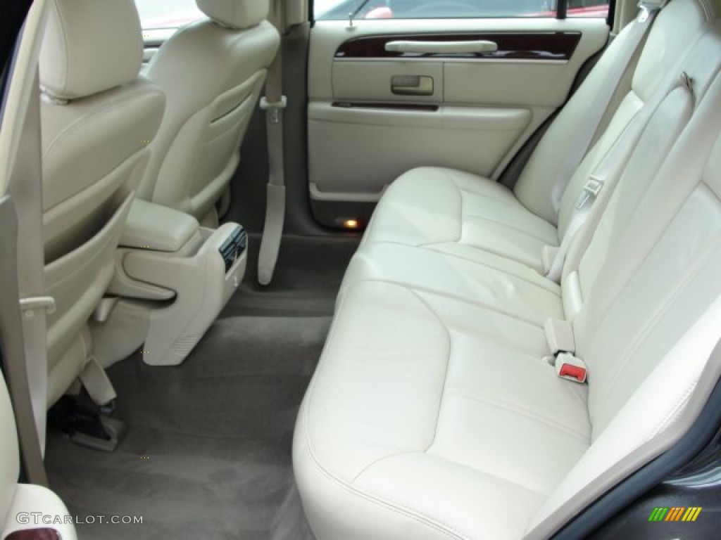 Light Parchment/Medium Dark Parchment Interior 2005 Lincoln Town Car Signature Limited Photo #61696505